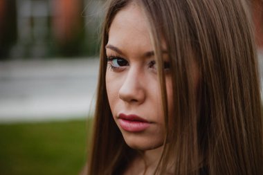 Uzun saçlı sarışın güzel kız