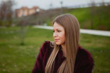 Kürk manto ile güzel sarışın kız 