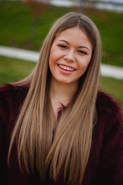 Kürk manto ile güzel sarışın kız 