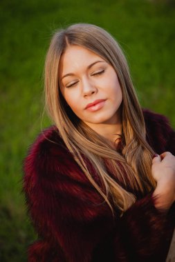 Uzun saçlı sarışın güzel kız