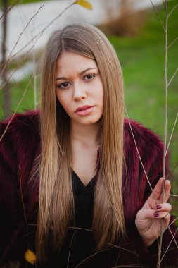 Uzun saçlı sarışın güzel kız