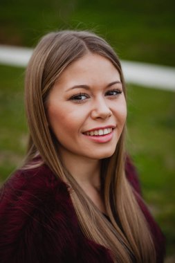 Kürk manto ile güzel sarışın kız 