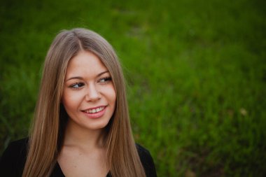 Uzun saçlı sarışın güzel kız