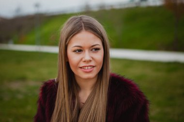 Kürk manto ile güzel sarışın kız 