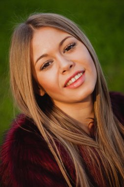 Uzun saçlı sarışın güzel kız