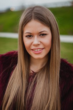 Kürk manto ile güzel sarışın kız 