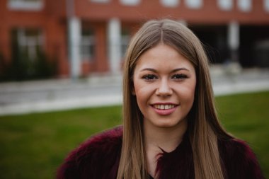 Kürk manto ile güzel sarışın kız 