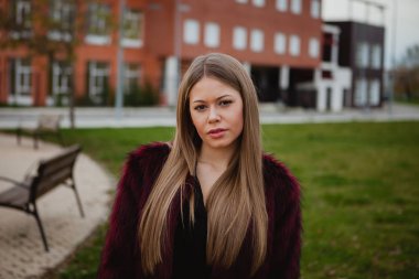 Kürk manto ile güzel sarışın kız 