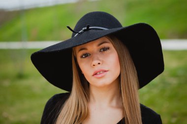 güzel kız giyiyor şapka 