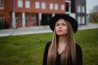 güzel kız giyiyor şapka 