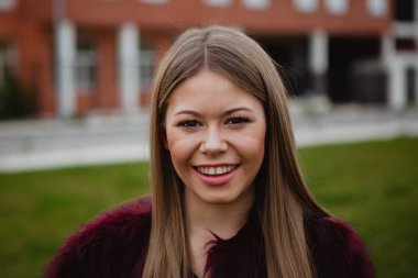 Kürk manto ile güzel sarışın kız 