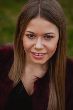 Uzun saçlı sarışın güzel kız