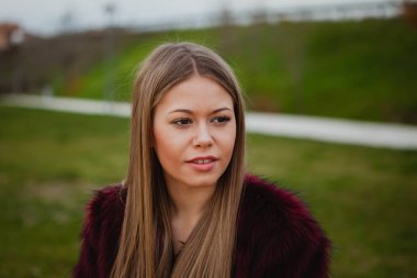 Kürk manto ile güzel sarışın kız 