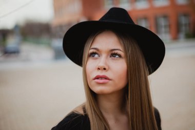 güzel kız giyiyor şapka 