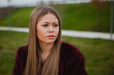 Kürk manto ile güzel sarışın kız 