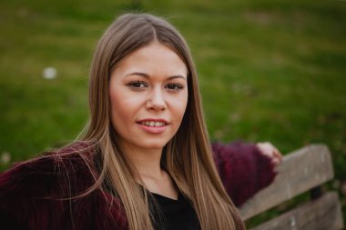 Kürk manto ile güzel sarışın kız 