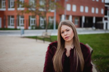 Uzun saçlı sarışın güzel kız