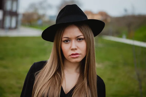 Bonita chica usando sombrero —  Fotos de Stock