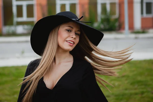 Bella ragazza con un cappello elegante — Foto Stock