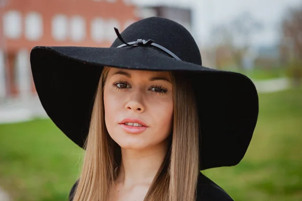 Bella ragazza indossando cappello — Foto Stock