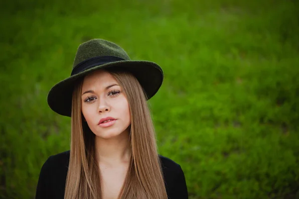 Bella ragazza indossando cappello — Foto Stock