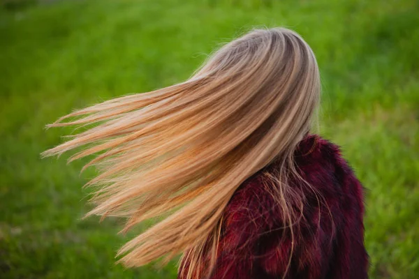 Hezká blondýnka s dlouhými vlasy — Stock fotografie