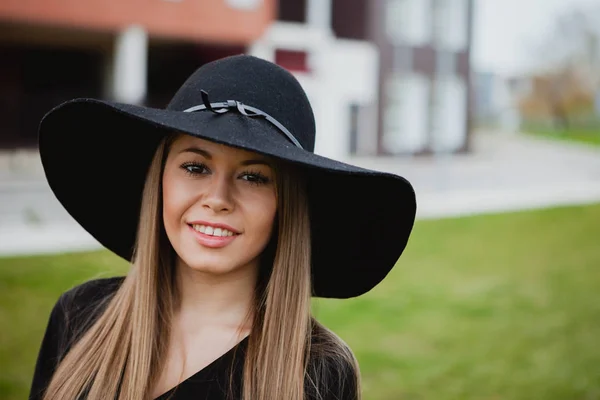 Mooi meisje dragen hoed — Stockfoto