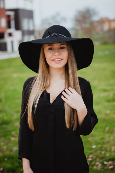 Csinos lány visel kalapot — Stock Fotó