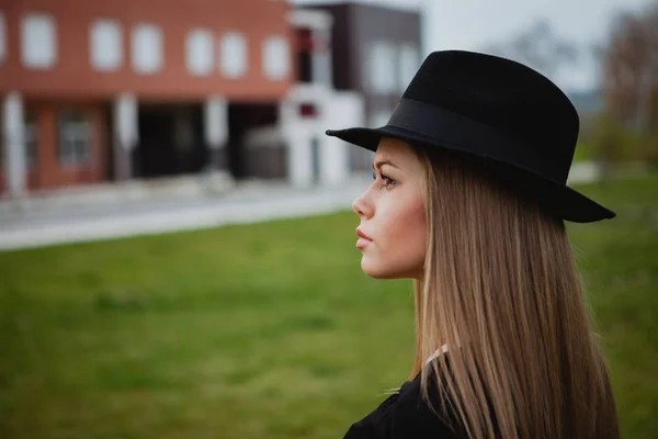 Bella ragazza indossando cappello — Foto Stock