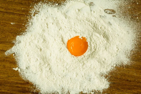 Żółtko na stos mąki — Zdjęcie stockowe