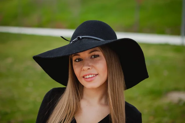 Menina bonita usando chapéu — Fotografia de Stock