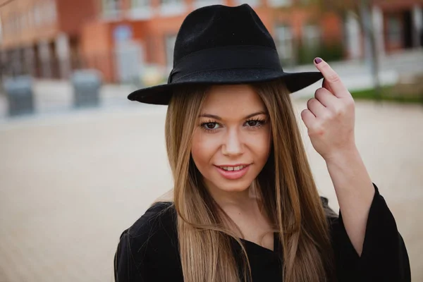 Hezká dívka na sobě klobouk — Stock fotografie