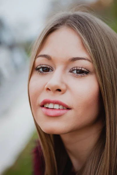 Blond söt tjej med långt hår — Stockfoto