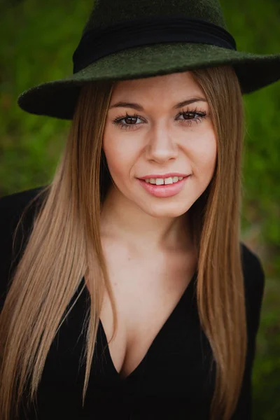 Menina bonita usando chapéu — Fotografia de Stock