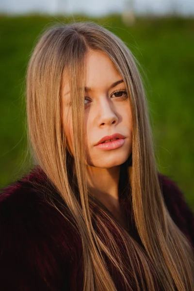 Menina bonita loira com cabelo comprido — Fotografia de Stock