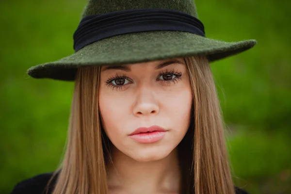 Bella ragazza indossando cappello — Foto Stock