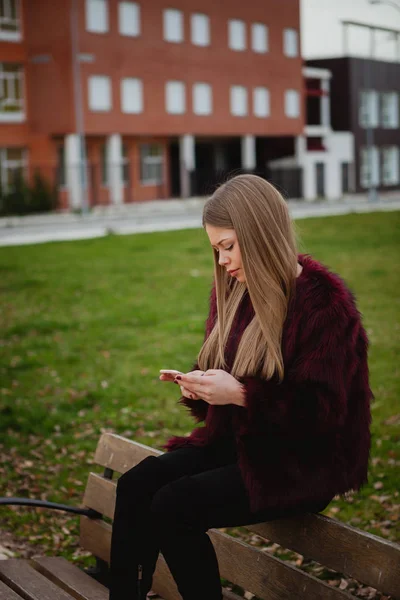 Frau im Park mit Handy — Stockfoto