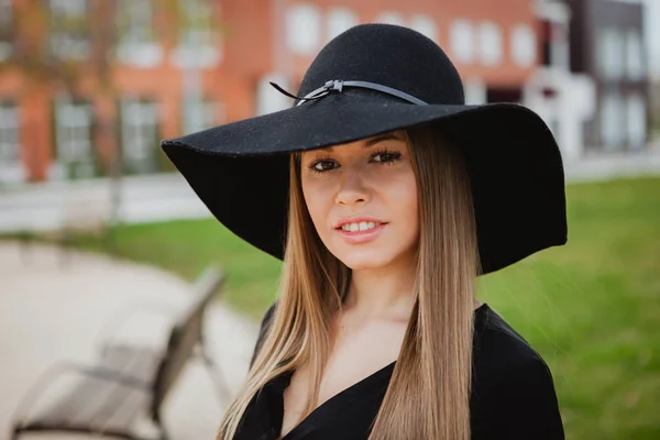 Bonita chica usando sombrero — Foto de Stock