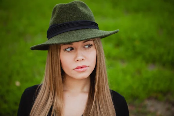 Güzel kız giyiyor şapka — Stok fotoğraf