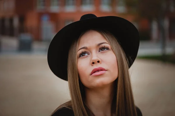 Bella ragazza indossando cappello — Foto Stock