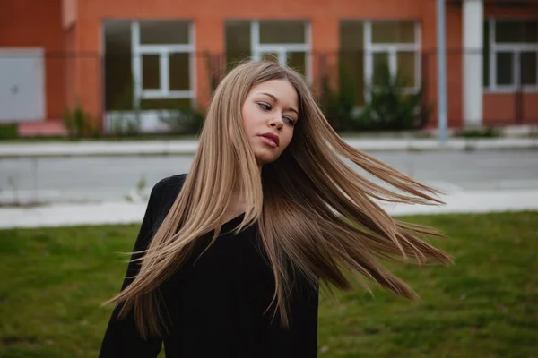 Blondes hübsches Mädchen mit langen Haaren — Stockfoto