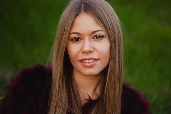 Blondes hübsches Mädchen mit langen Haaren — Stockfoto