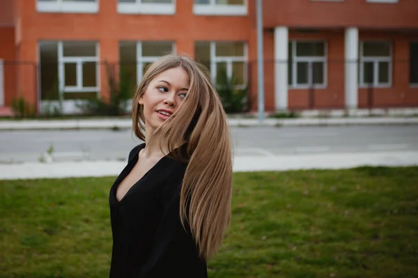 Blondes hübsches Mädchen mit langen Haaren — Stockfoto