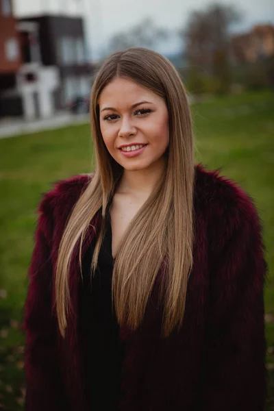 Menina loira bonita com casaco de pele — Fotografia de Stock