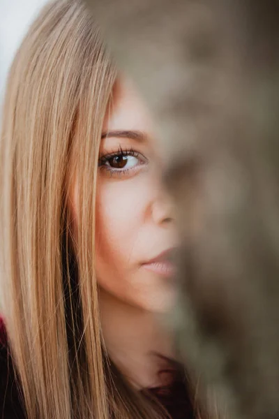 Menina loira ao lado de tronco de árvore — Fotografia de Stock