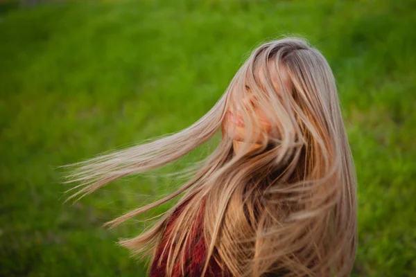 Hosszú hajú szőke csinos lány — Stock Fotó