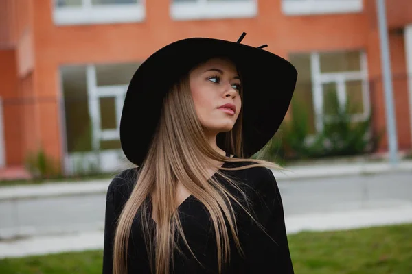 かわいい女の子の身に着けているスタイリッシュな帽子 — ストック写真