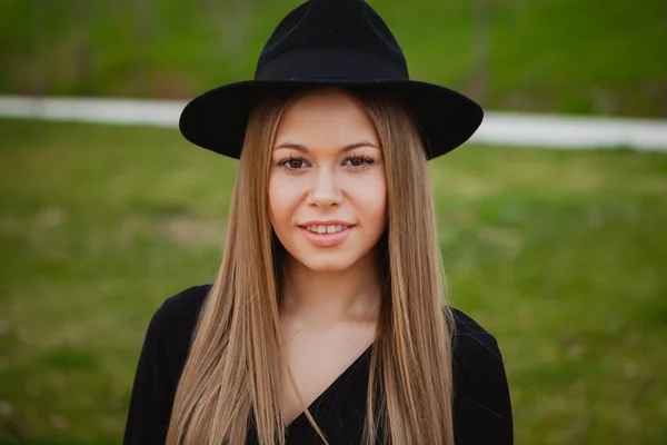 Bonita chica usando sombrero — Foto de Stock