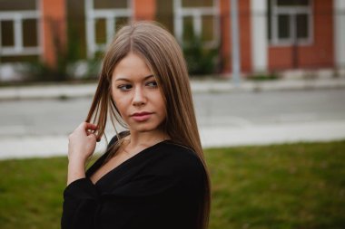 sarışın kız parkta