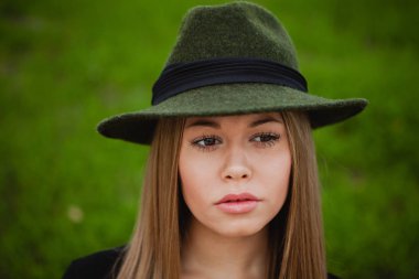 sarışın kız giyiyor şapka 